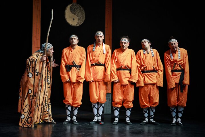 نمایش «مادر کیو»؛ روایت خنده‌دار معبدی که قوانینش رها می‌شود!